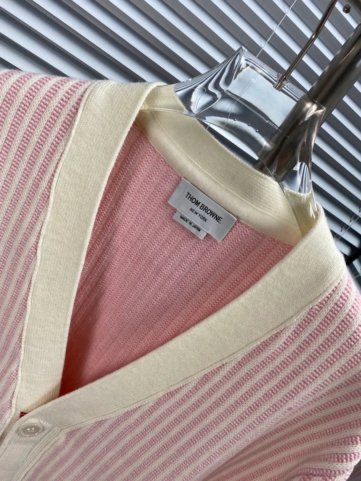 THOM BROWNE V 𝐃𝐞𝐭𝐚𝐢𝐥: …… Classic Tb 。 ，V + ， 💫 , ， Retro 💋 🌾 ， ， ， ✨ ， ， ， ， 🌼 ， ， ， , ， ， ， ～ .Pink Light Blue Sizes：123